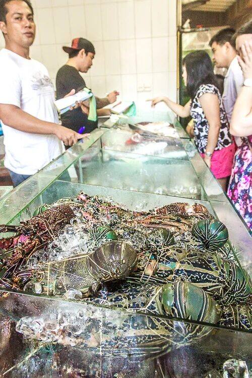Menega Cafe Jimbaran: Seafood Bakar Tepi Pantai dengan Sunset Tak Terlupakan