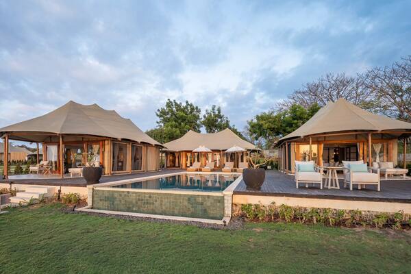 Menjangan Dynasty Resort: Glamping Tenda Safari di Teluk Banyuwedang