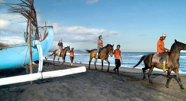 Menunggang Kuda di Pantai Saba, Gianyar: Pasir Hitam yang Belum Ramai