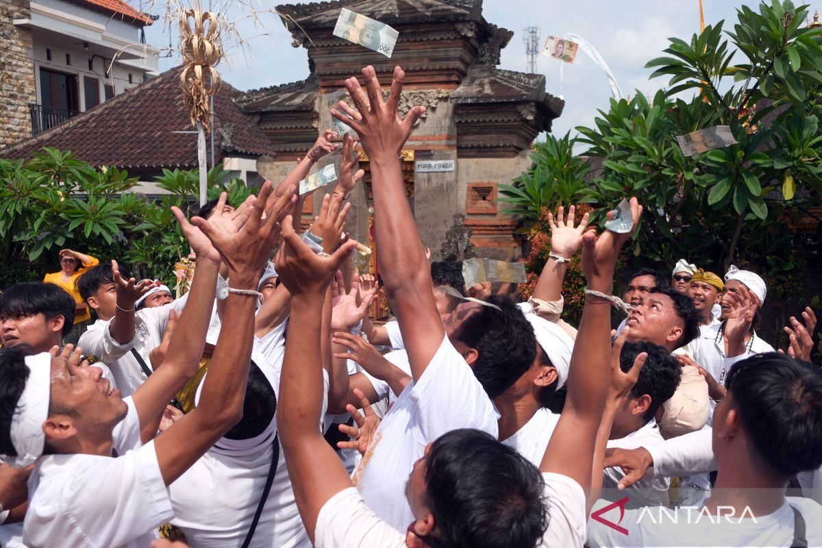 Mesuryak in Bongan Village, Tabanan: Bali's Money-Throwing Kuningan Ritual