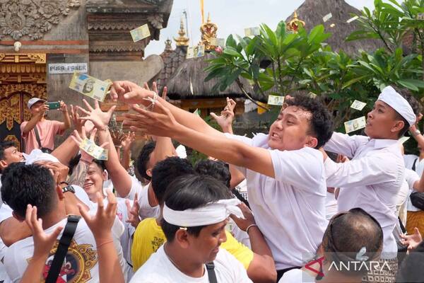 Mesuryak di Desa Bongan, Tabanan: Tradisi Lempar Uang Saat Kuningan