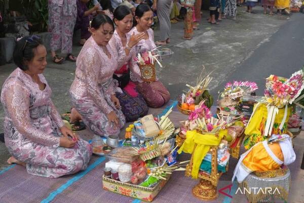 Mesuryak di Desa Bongan, Tabanan: Tradisi Lempar Uang Saat Kuningan