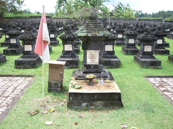 塔巴南马嘉拉纳国家纪念园：17 米英雄塔与 1372 座烈士墓