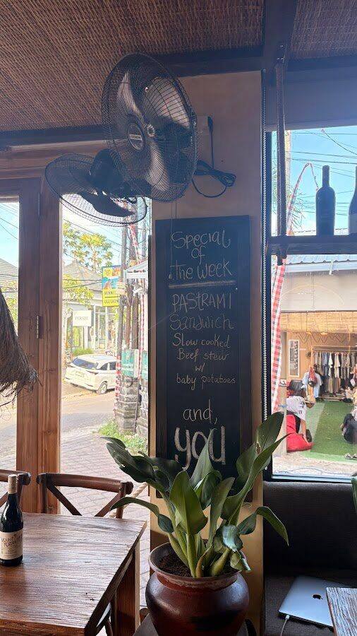 Mood by Ours Uluwatu: Kafe dan Pasar Organik Baru di Labuansait