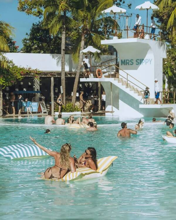 Mrs Sippy Bali: Day Club Kolam Air Laut & Menara Lompat di Seminyak