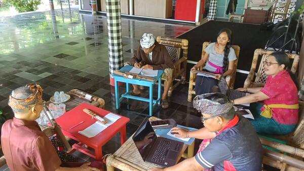 Museum Pustaka Lontar Dukuh Penaban: Menulis Aksara Bali di Lontar