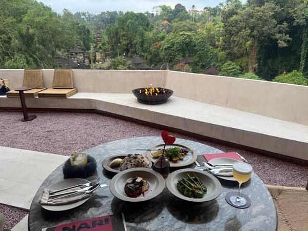 NARI Ubud: Bistro Kayu Bakar di Atas Pura Gunung Lebah
