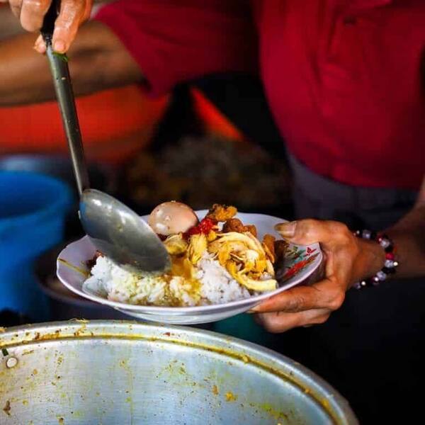 Nasi Bali Men Weti: Warung Legendaris Sanur yang Selalu Ludes Sebelum Siang