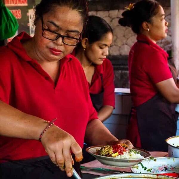 Nasi Bali Men Weti: Warung Legendaris Sanur yang Selalu Ludes Sebelum Siang