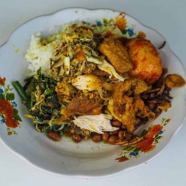 Nasi Bali Men Weti: Warung Legendaris Sanur yang Selalu Ludes Sebelum Siang