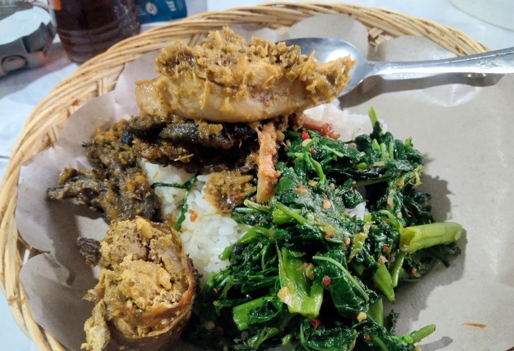Kerambitan 的 Nasi Be Lindung Bu Rina：夜间营业，1万盾起