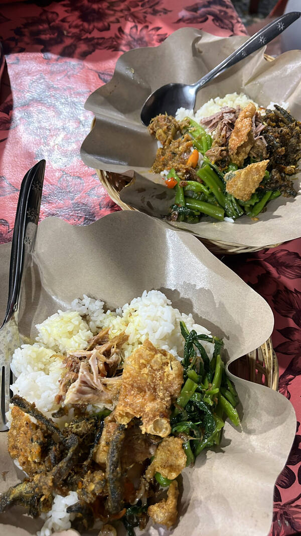 Nasi Be Lindung Bu Rina Kerambitan: Buka Malam, Mulai Rp10 Ribu