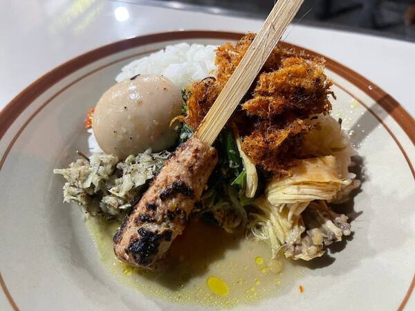 Nasi Lawar Men Tingen Sanur: Warung Malam Sejak 1970-an