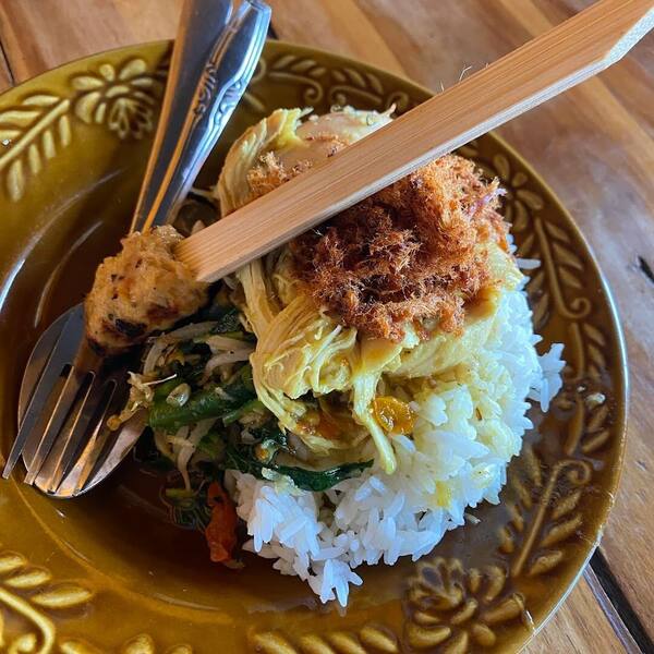 Nasi Lawar Men Tingen Sanur: Warung Malam Sejak 1970-an