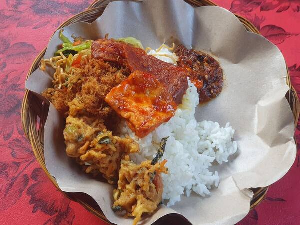 Nasi Men Lotri Denpasar: Nasi Campur Malam Mulai Rp15 Ribuan