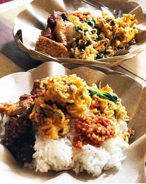 Nasi Men Lotri Denpasar: Nasi Campur Malam Mulai Rp15 Ribuan