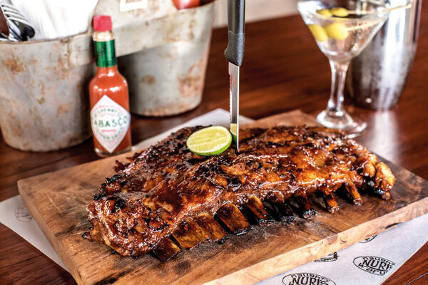 Naughty Nuri's Warung Ubud: Iga Babi Bakar Legendaris & Martini Ikonik
