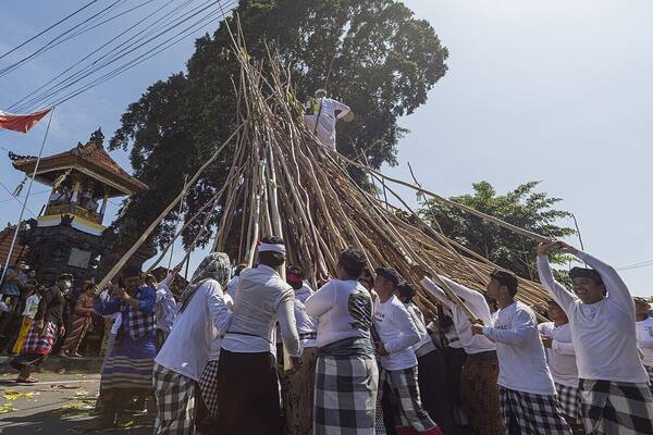 Ngrebeg Mekotek Desa Munggu: Ritual Kuningan Paling Langka di Badung
