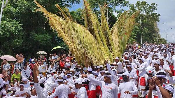 Ngusaba Bukakak a Giri Emas: la festa del raccolto di Buleleng