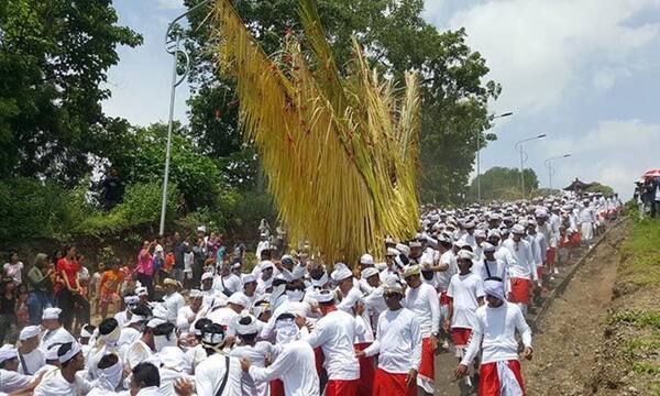 Ngusaba Bukakak Desa Giri Emas: Upacara Syukur Panen Dua Tahunan di Buleleng
