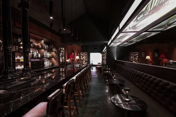 Night Rooster Ubud: Bar Cocktail Keluarga Locavore NXT yang Meracik Botani Bali dan Cerita Mistis