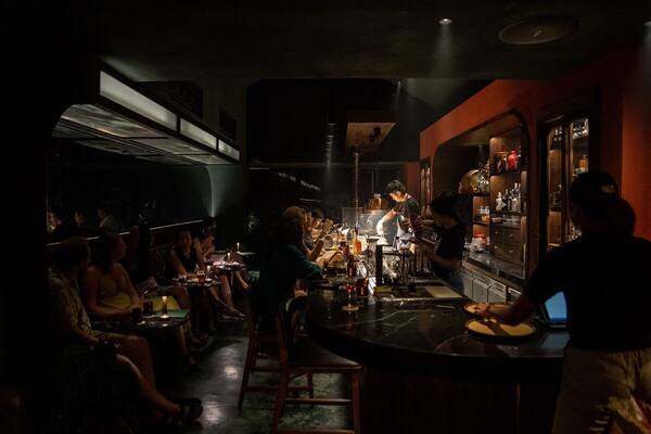 Night Rooster Ubud: Bar Cocktail Keluarga Locavore NXT yang Meracik Botani Bali dan Cerita Mistis