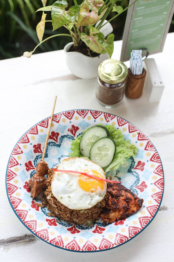 Nook Bali, Umalas: Sarapan dan Makan Santai dengan Pemandangan Sawah Hijau