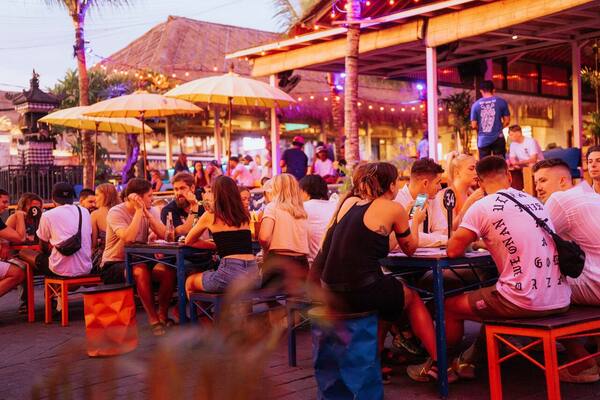 Old Man's Canggu: Beach Bar Ikonik untuk Sunset & Bintang Dingin