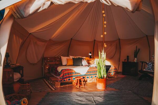 Panduan Camping & Glamping di Bali 2026: Lokasi Terbaik, Sewa Alat, Biaya & Alternatif Menginap Nyaman