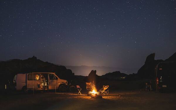 Panduan Camping & Glamping di Bali 2026: Lokasi Terbaik, Sewa Alat, Biaya & Alternatif Menginap Nyaman