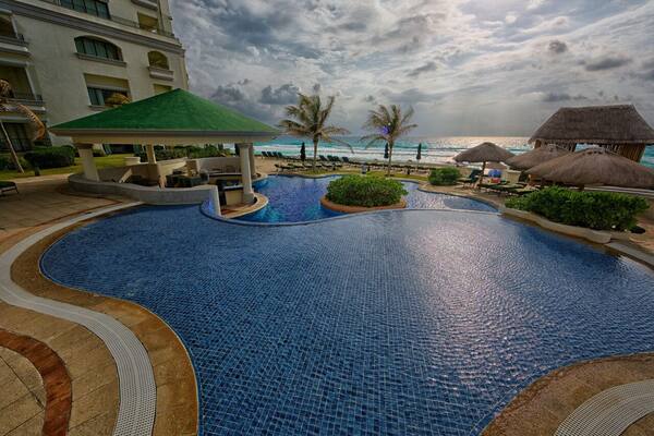 Panduan Day Pass Hotel, Kolam & Beach Club di Bali 2026: Venue Nyata, Kisaran Harga & Cara Hemat