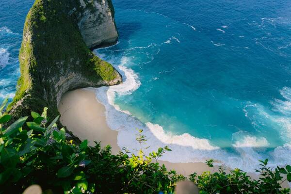 Panduan Hemat ke Nusa Penida: Fast Boat, Sewa Kendaraan & Itinerary Timur vs Barat