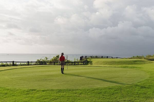 Panduan Main Golf di Bali 2026: Lapangan Terbaik, Kisaran Green Fee & Tips Menginap Hemat
