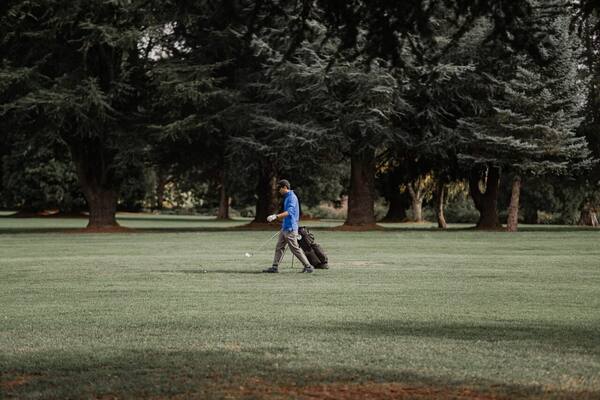 Panduan Main Golf di Bali 2026: Lapangan Terbaik, Kisaran Green Fee & Tips Menginap Hemat