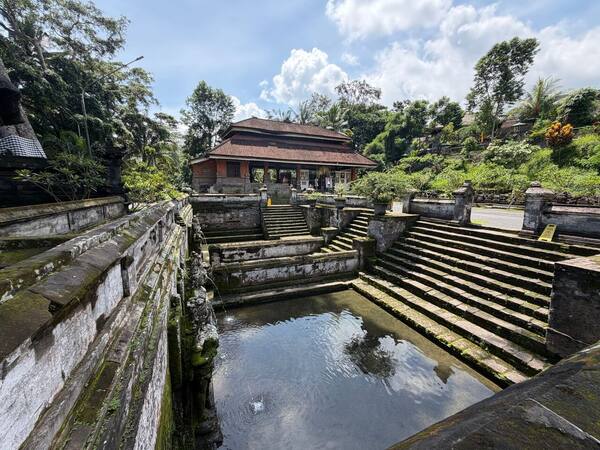 Panduan Melukat di Bali 2026: 8 Lokasi Terbaik, Aturan Pakaian, Biaya, Etika & Waktu Terbaik
