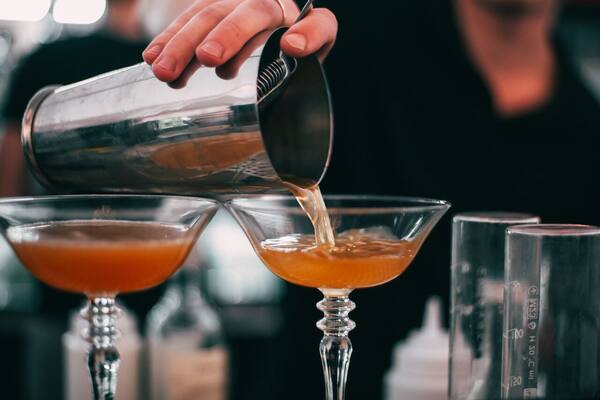 Panduan Nightlife Ubud, Sanur & Jimbaran–Nusa Dua 2026: 8 Bar, Jam Buka, Harga & Pulang Aman