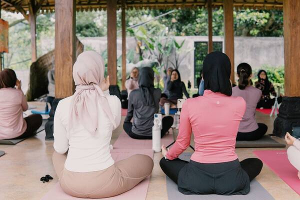 Panduan Retreat Yoga & Wellness di Bali 2026: Pusat Terbaik, Kisaran Harga & Cara Hemat Menginap