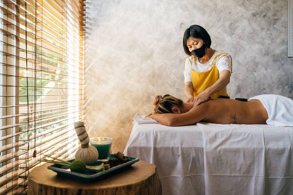 Panduan Retreat Yoga & Wellness di Bali 2026: Pusat Terbaik, Kisaran Harga & Cara Hemat Menginap