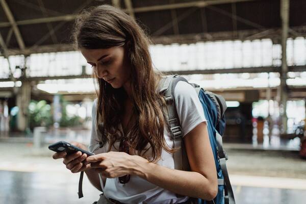Panduan SIM Card, eSIM & Internet untuk Turis di Bali 2026: Provider, Harga & Cara Aktivasi
