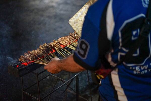 Panduan Street Food & Pasar Malam Bali 2026: Pasar Senggol, Sindhu, Kereneng & Cara Jajan Aman
