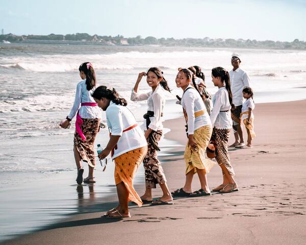 Panduan Wisata Kuta & Legian 2026: Pantai, Sunset, Belanja, Kuliner & Cara Hemat Voucher Hotel