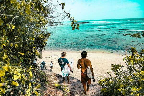 Panduan Wisata Uluwatu & Semenanjung Bukit 2026: Pantai, Pura, Beach Club & Cara Hemat Voucher Hotel