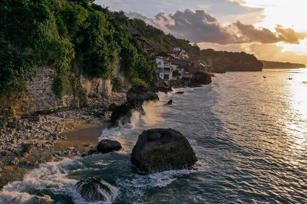 Panduan Wisata Uluwatu & Semenanjung Bukit 2026: Pantai, Pura, Beach Club & Cara Hemat Voucher Hotel