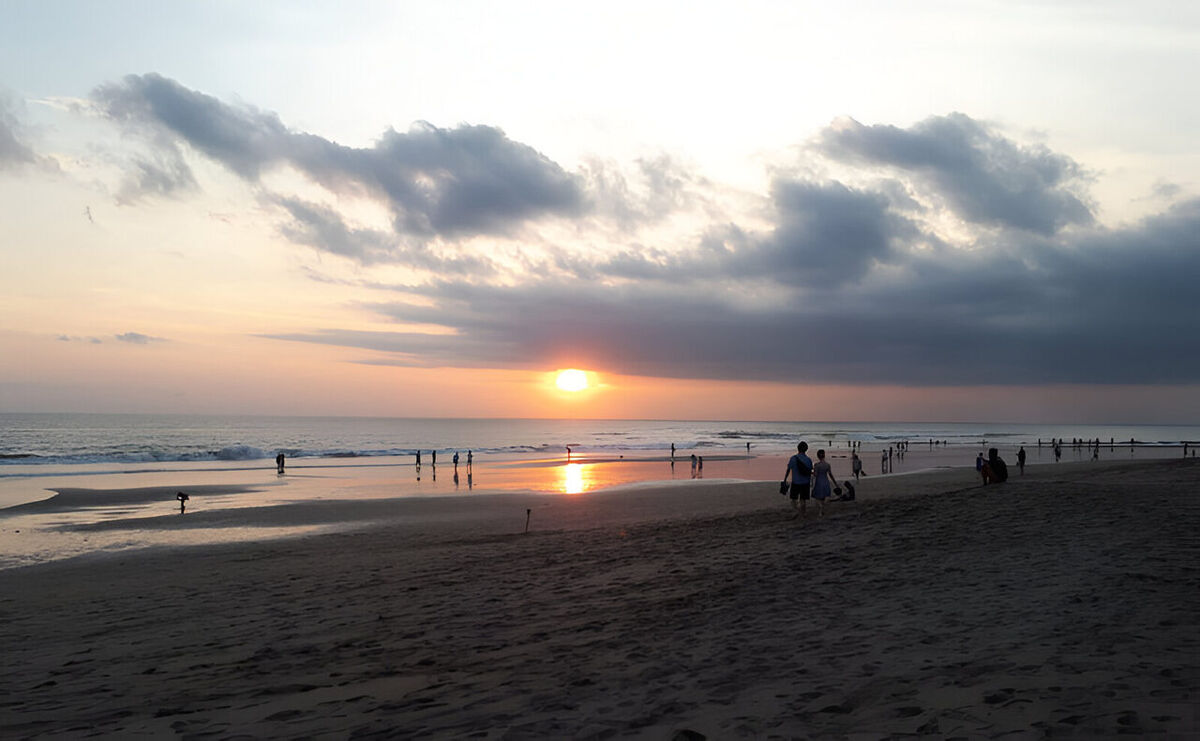 Batu Belig Beach: An Easygoing Sunset Between Seminyak and Canggu