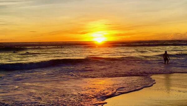Pantai Batu Belig: Sunset Longgar di Antara Seminyak dan Canggu