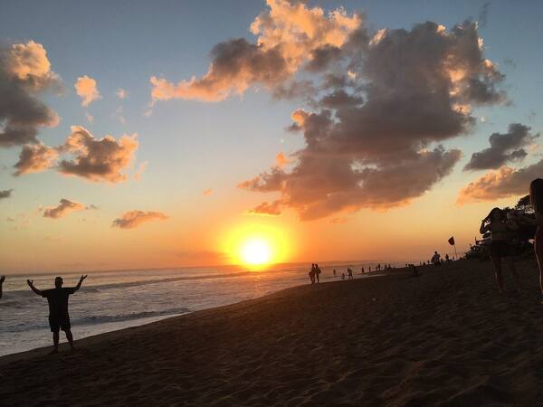 Pantai Batu Belig: Sunset Longgar di Antara Seminyak dan Canggu