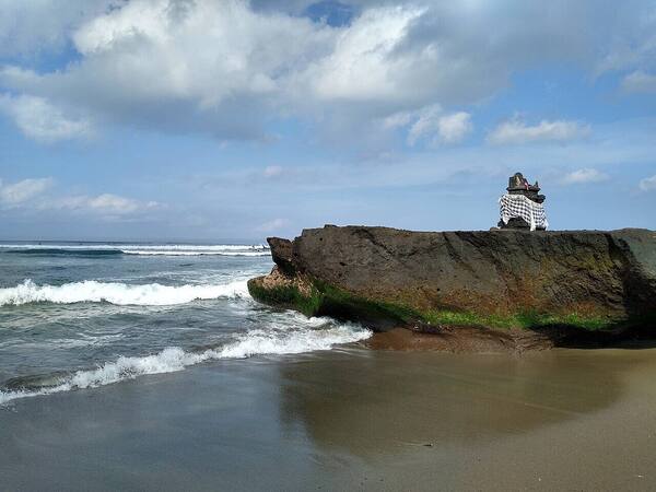 Pantai Batu Bolong Canggu: Surga Ombak Pemula & Pura di Atas Karang