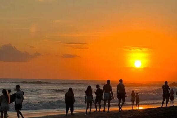 Pantai Berawa Canggu: Pasir Hitam, Sunset Terbaik, dan Deretan Beach Club