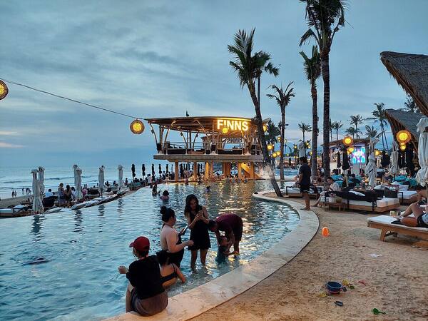 Pantai Berawa Canggu: Pasir Hitam, Sunset Terbaik, dan Deretan Beach Club