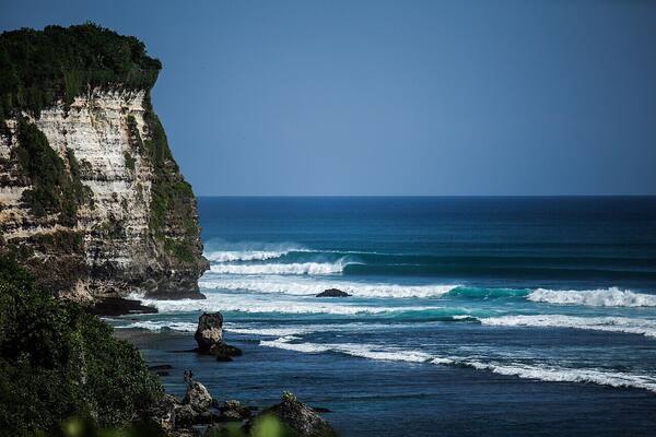 Pantai Bingin Uluwatu: Hidden Gem Surga Surfer di Balik Tebing